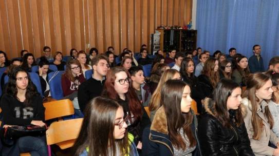 NIA SCIUCCA SECONDA CLASSIFICATA ALLA GARA DI LINGUA ITALIANA DELL’UI!