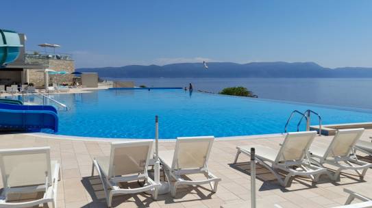 DALL’ANNO PROSSIMO LA PRATICA PROFESSIONALE DEGLI ALUNNI DEL PROGRAMMA TURISTICO DELLA SMSI FIUME PRESSO GLI ALBERGHI QUATTRO E CINQUE STELLE DEL GRUPPO VALAMAR A RABAC