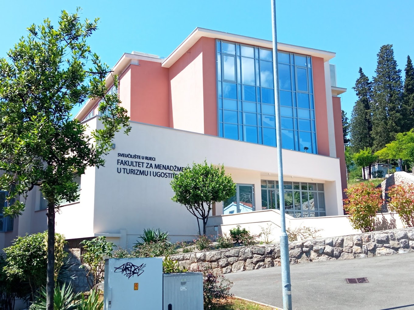 Visita degli alunni della SMSI – Fiume alla Facolta’ di turismo e management a IKA